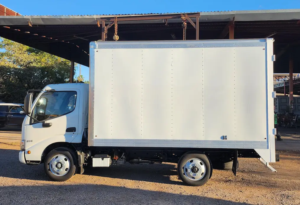 Caja seca blanca instalada en un camión de reparto