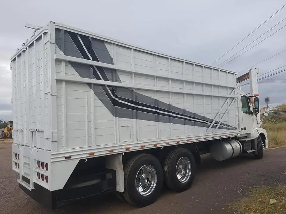 Carrocería semillera blanca para transporte agrícola